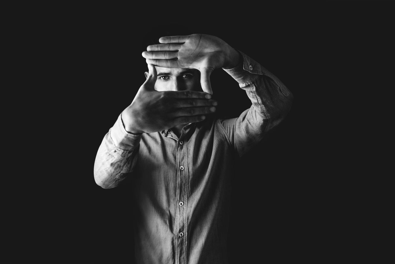 La critica d'arte ha perso oggettività? Scopri il bluff delle Art Signatures e come le logiche speculative e i social condizionano il mercato dell'arte